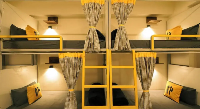 Кровать в общем номере с балконом The Hosteller Rishikesh, Upper Tapovan