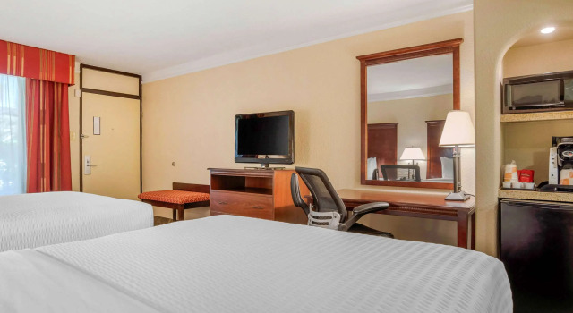 Четырёхместный номер Standard Clarion Inn Conference Center