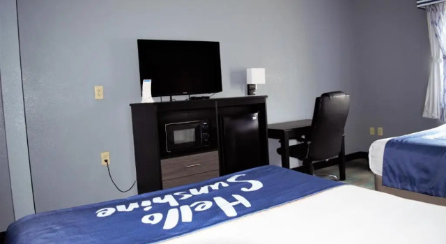 Четырёхместный номер Standard Days Inn by Wyndham Montgomery
