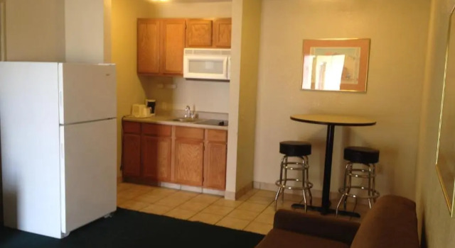 Люкс Americas Best Inn and Suites Emporia