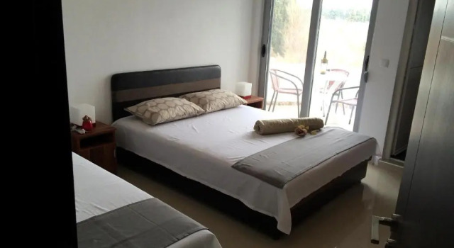 Студия с балконом и с красивым видом из окна Apartments Perezaj II