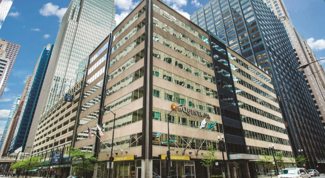 Кровать в общем номере La Quinta Inn & Suites by Wyndham Chicago Downtown