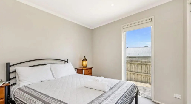 Shemara - Idyllic East Beach property with multiple living areas, Book Hotel Port Fairy Victoria