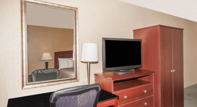 Четырёхместный номер Standard Days Inn by Wyndham Utica