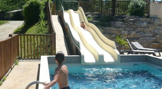 Camping Les Charmes, Rezerwuj Pole kempingowe Hotele w Dodogne Valley z basenem, Basen