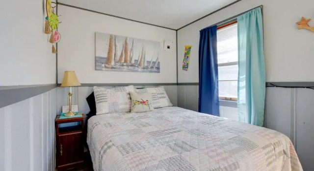 Апартаменты Cozy Camdenton Cottage w/ Deck + Boat Dock Access!