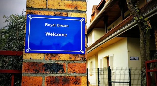 Royal Dream, Book Hotel Le Chesnay 