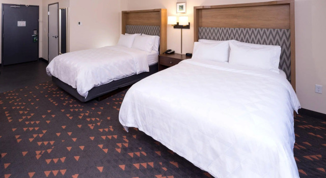 Четырёхместный номер Standard Holiday Inn Hotel & Suites Ann Arbor University of Michigan Area by IHG