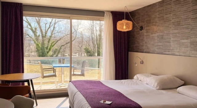 Двухместный номер Standard с балконом и с видом на горы Logis Hôtel & Spa Marina dAdelphia
