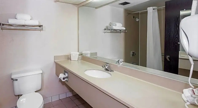 Четырёхместный номер Deluxe Red Roof Inn & Suites Madison, GA