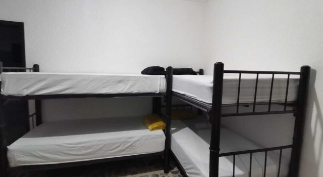 Кровать в общем номере Hostal Xitla