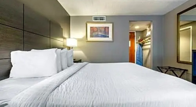 Люкс Clarion Hotel Conference Center New Cumberland