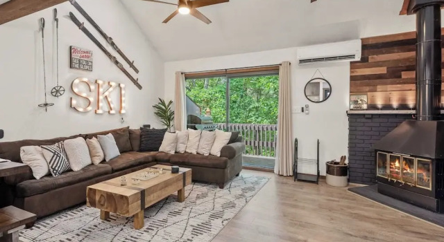 Prime Location on Camelback Mtn, Renovated w/ Movie & Game Room The Bear's Den