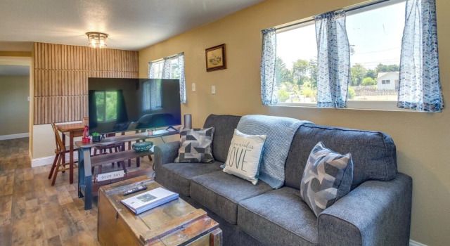 Коттедж On-site Creek & Fishing: Cozy Coos Bay Retreat!