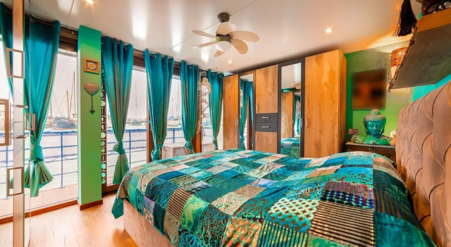 Houseboat - Sleeps 2 & Free Parking