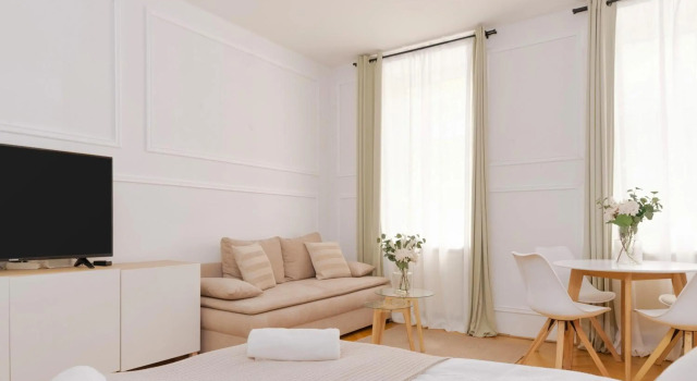 King Bed Home, Tv, Perfect for groups of 6, Prenota Hotel Vienna Austria