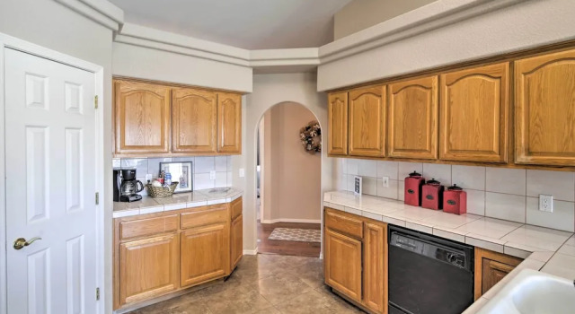 Коттедж 4 Mi to Lake Havasu Park: Modern Home w/ Pool!