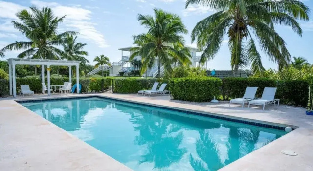 Island Paradise: Secluded Retreat, Breathtaking Views