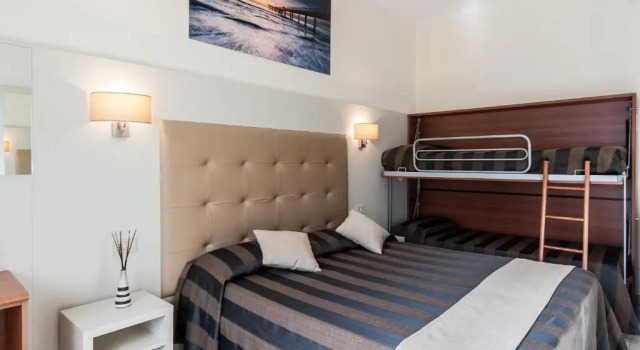 Трёхместный номер Standard с балконом Hotel King