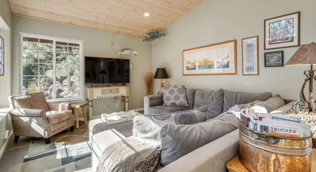 1 Mi to Lift! Olympic Valley Chalet w/ Hot Tub, Забронировать Шале Олимпик-Вэлли Скво-Вэлли, рядом с Squaw Creek Golf Course