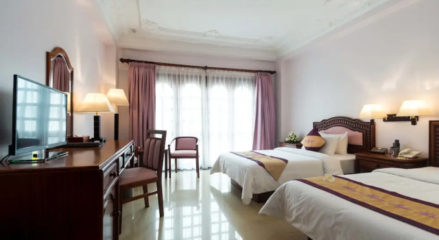 Семейный номер Standard с балконом Regency Angkor Hotel
