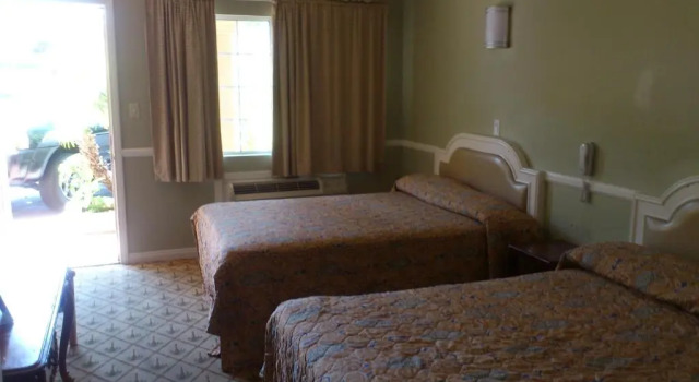 Четырёхместный номер Standard Santa Ana Travel Inn