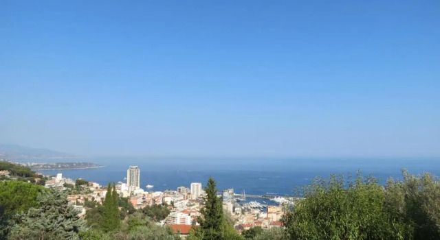 Апартаменты Le Mas dAngeline-Vue mer panoramique, jardin partagé, parking, voiture indispensable, route étroite et pentue, à 10 min de Monaco