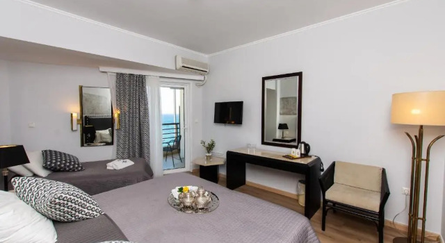 Трёхместный номер с видом на море Mati Hotel