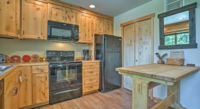 Коттедж Private Leavenworth Cabin w/ Mtn Views & Fire Pit