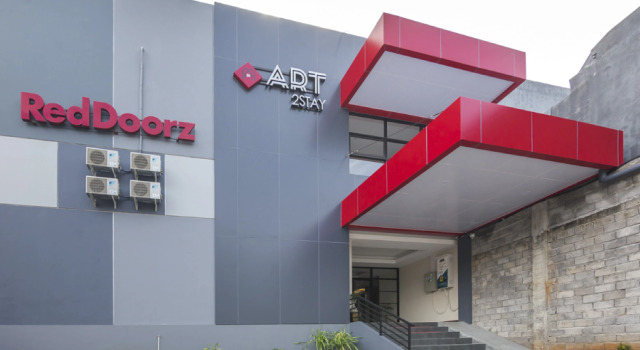 RedDoorz Plus near Ronggowarsito Museum Semarang, Book Bed and Breakfast Hotels in Semarang with Parking, near Ereveld Kalibanteng, Parking
