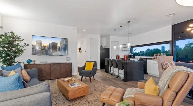 2BR Designer Condo East Downtown Austin