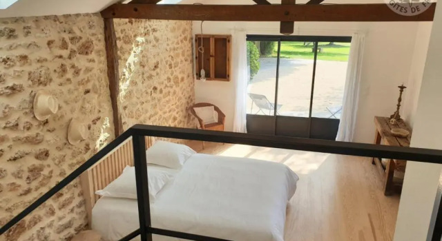 Gîte de Charme à Senlisse: Confort Haut de Gamme, Parc Arboré, Cheminée, Wifi Gratuit, Proche Châteaux - FR-1-527-9, Réserver Hôtel Senlisse Île-de-France