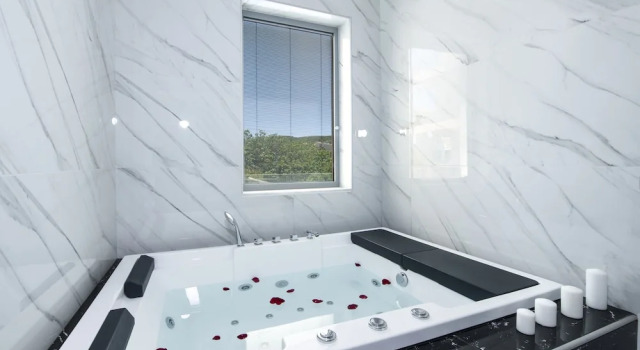 Люкс Deluxe с балконом и с видом на бассейн xSuites - Adults Only Boutique Suites with Private Jacuzzi