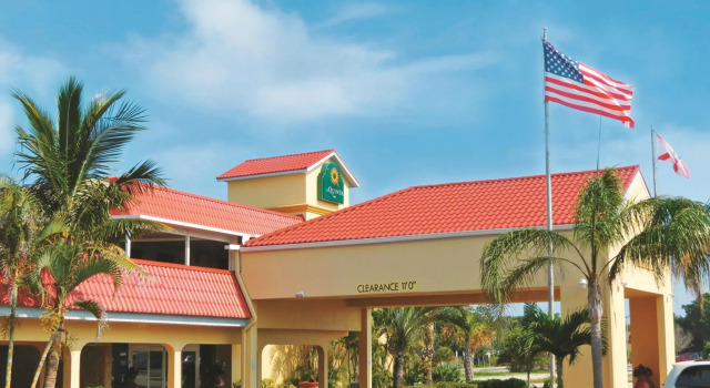 Четырёхместный номер Deluxe с видом на бассейн La Quinta Inn by Wyndham Cocoa Beach-Port Canaveral