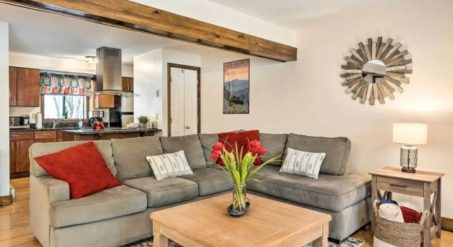 Hartford Escape w/ Fire Pit ~ 3 Mi to Ski & Golf!, Foglalás Apartman Quechee Vermont