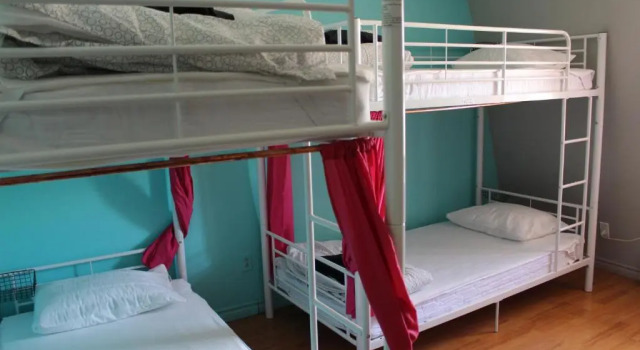 Postel ve společném pokoji pro ženy Auberge Alternative