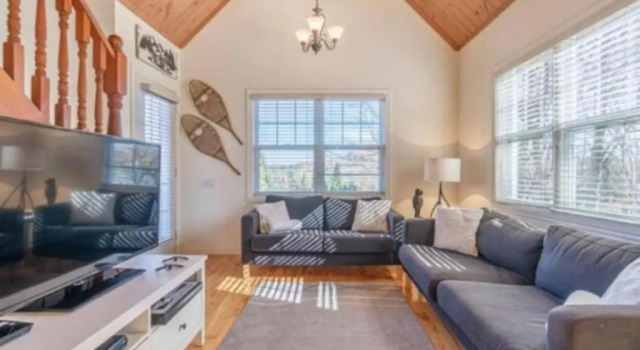 Magnificent 2BR 2B Unit with Golf Course and Mountain Views, Rezervasyon Otel Mont-Tremblant Village 