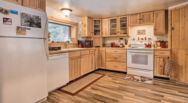 Коттедж с 2 комнатами Creekside Clancy Cabin in Helena Natl Forest!