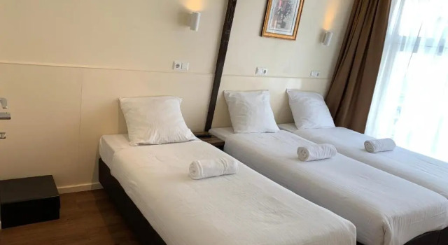 Трёхместный номер Dam Hotel