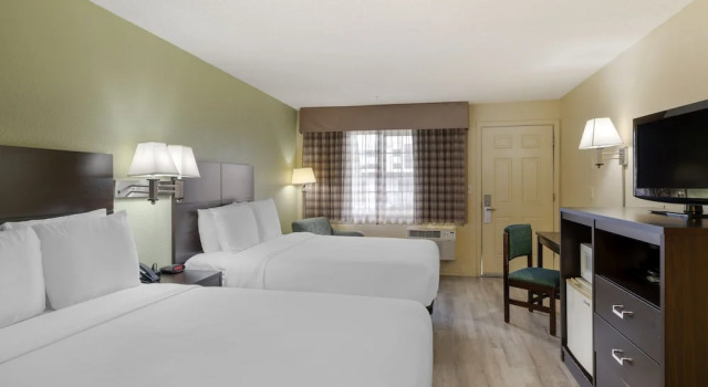 Четырёхместный номер Deluxe с балконом University Inn and Suites Eugene