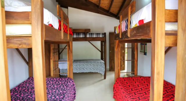 Кровать в общем номере Sergeant Peppers Hostel