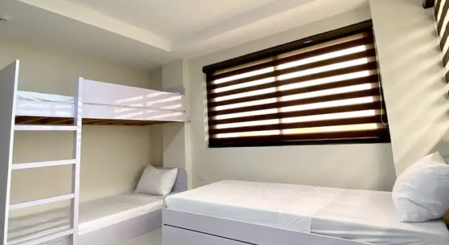 Кровать в общем номере Staycation Hotel