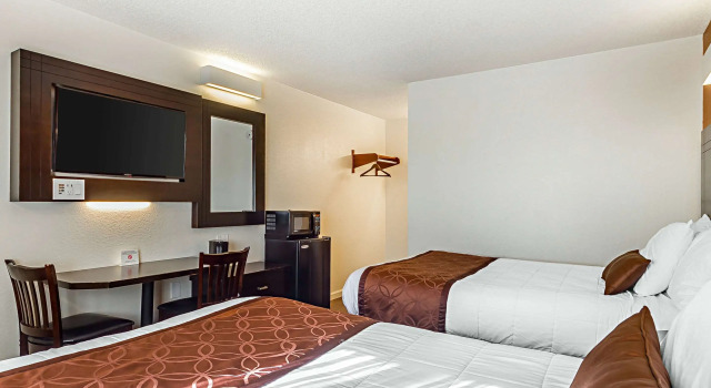 Четырёхместный номер Standard Rodeway Inn Wine Country