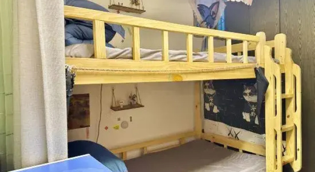 Кровать в общем номере (мужской номер) Guyi Yifang Hostel (Anshun Gufu Street Store)