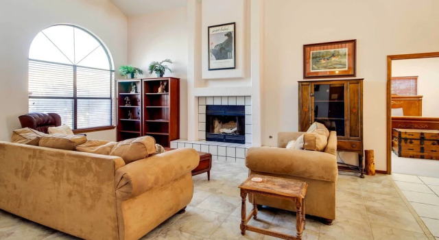 Albuquerque Home w/ Spacious Yard & Fire Pit!, Book Feriehus Sommerhuse i Albuquerque, Hytte