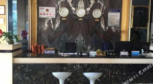 Шестиместный люкс Deluxe Qiyuan Hotel