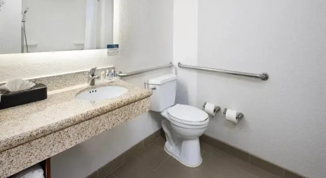 Четырёхместный люкс Comfort Suites Outlet Center