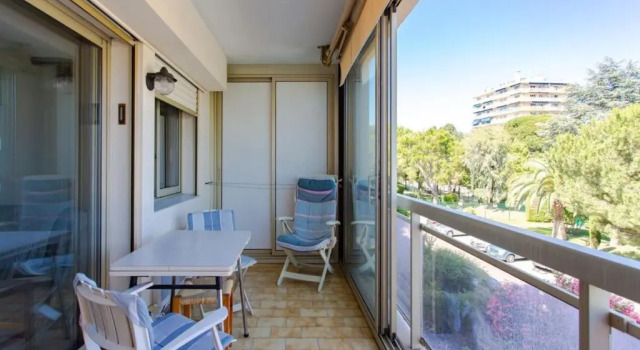 Апартаменты Charming Apartment in The City Center With Furnished Terrace pool & Garage