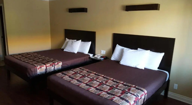 Четырёхместный номер Standard Anaheim Astoria Inn & Suites