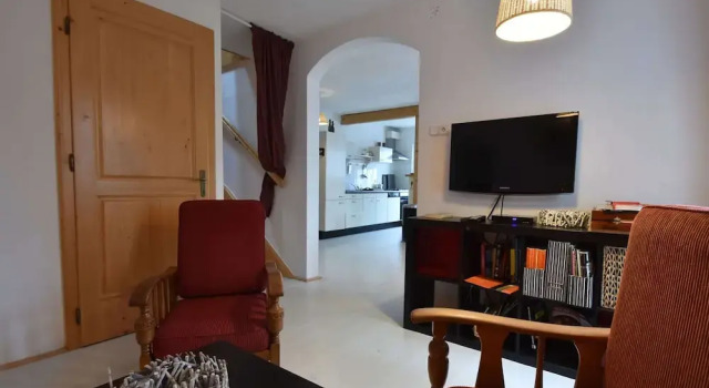 Holiday Home With Garden in Quiet Mountain Village, Rezerwuj Dom wakacyjny Hotele w Jizera Mountains z parkingiem, Parking